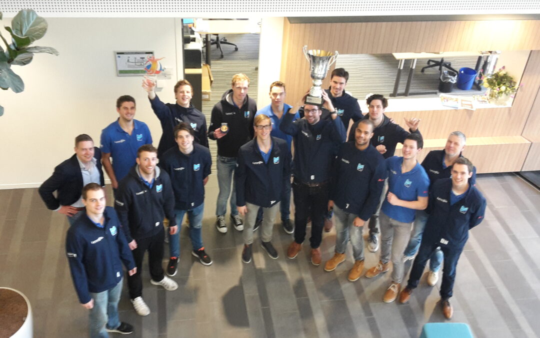 Selectie toont de beker bij hoofdsponsor Abiant